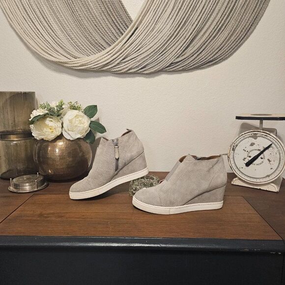 Linea Paolo Anna Perforated Suede Wedges Sz 7.5 - Picture 3 of 8